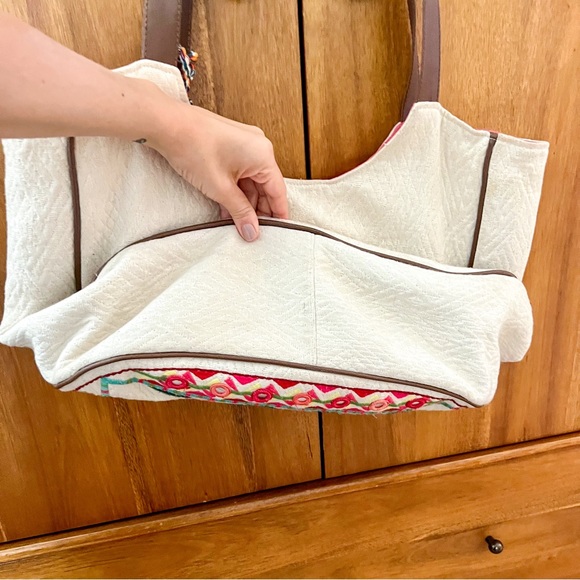 ‼️LAST CHANCE‼️ LoveStitch Mirrored Floral Tote - Picture 13 of 13